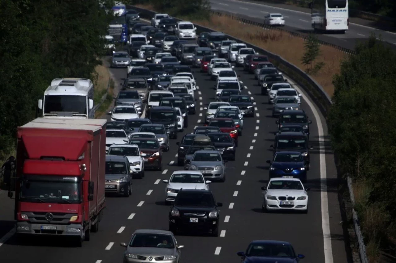 Anadolu Otoyolu'nda tatil sonrası trafiği başladı: Kara yolu ekipleri ulaşımı sağlamaya çalışıyor