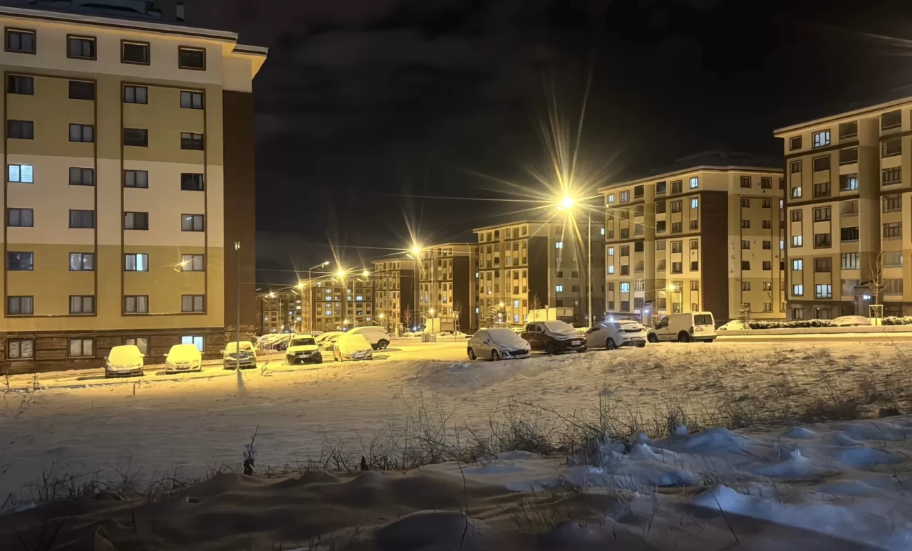 Kar yağışının sürdüğü Erzurum beyaza büründü