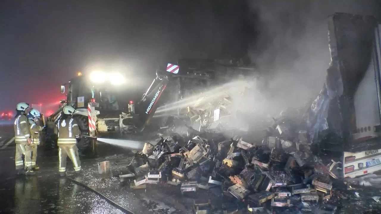 Beykoz'da çilek yüklü tır yandı