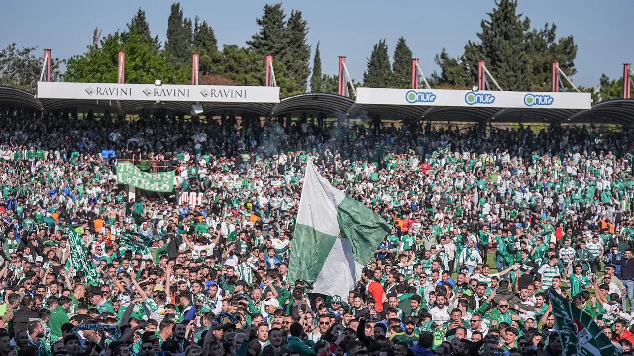 Bursaspor taraftarları, şampiyonluğu coşkuyla kutladı