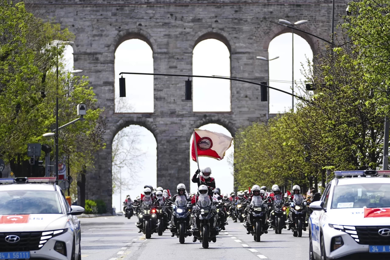 İstanbul Emniyeti, Türk Polis Teşkilatı'nın 180. yılında kortej düzenledi