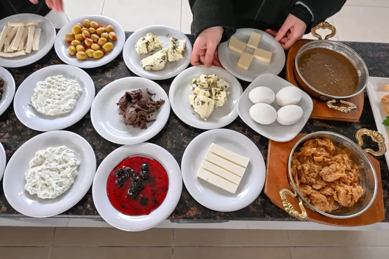 Kahvaltı masasında kalori alarmı! Süt, yoğurt, peynir ve yumurtada rakamlar şaşırtıyor