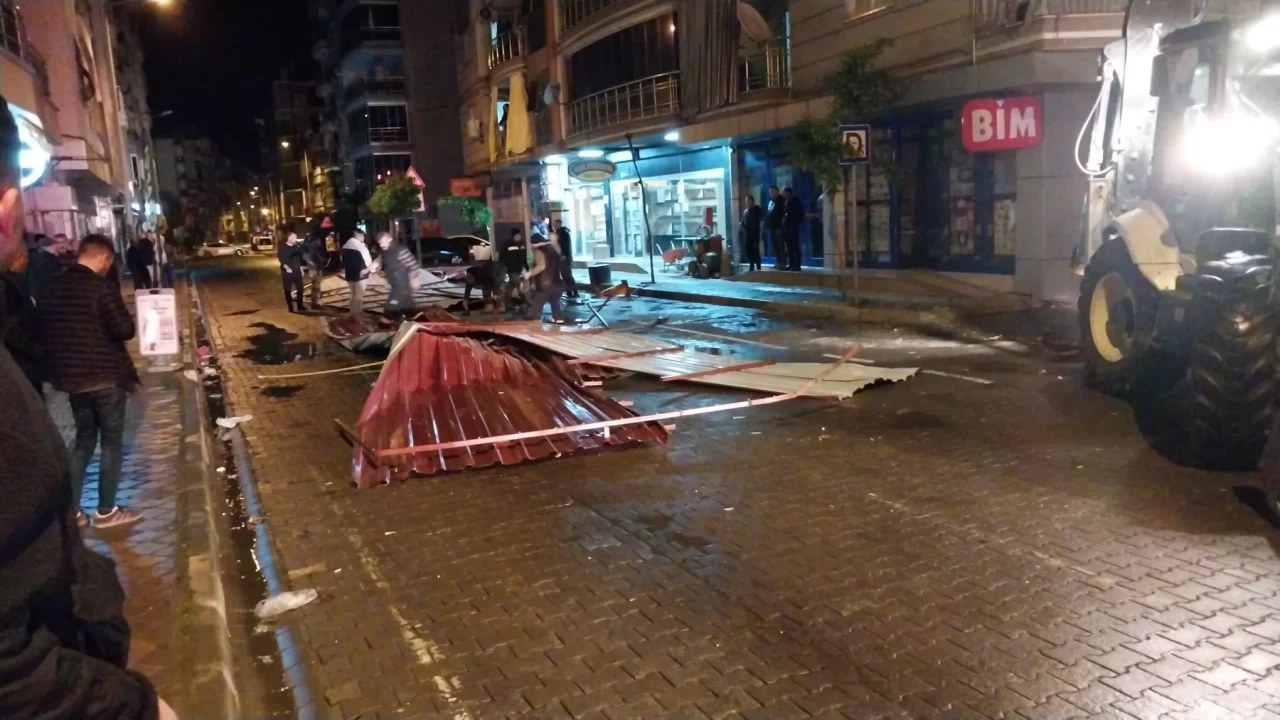 Fırtına, evlerin çatısını delip su deposunu banyoya düşürdü