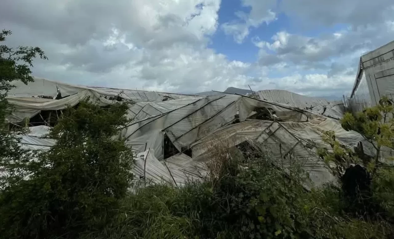 Anamur'da fırtına seraları vurdu, diğer ilçelerde rüzgar etkili