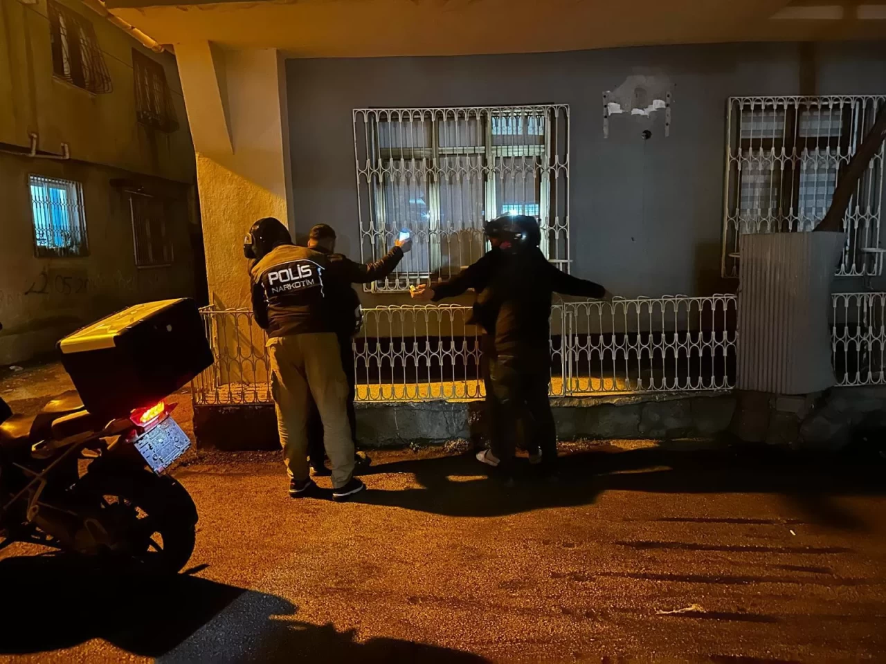 Adana'da narkotik operasyonu: 23 kişi gözaltına alındı