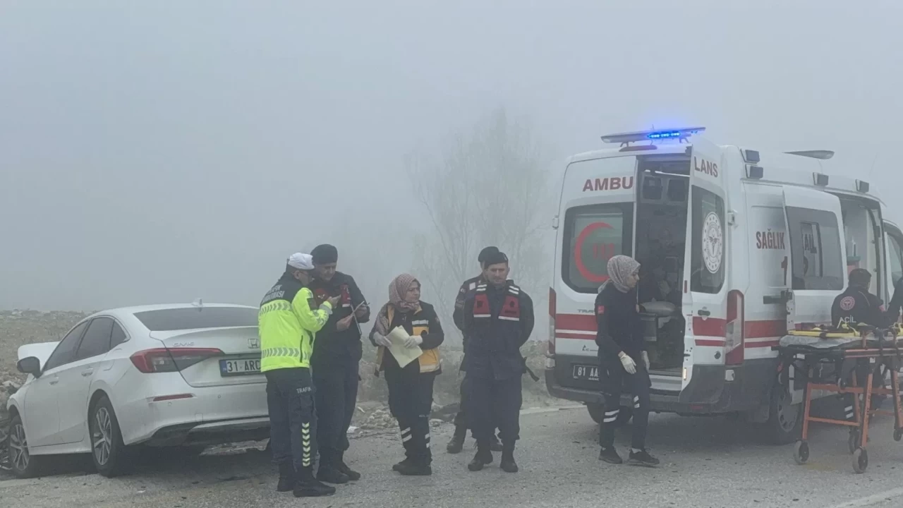 Feci kaza! Düzce'de yoğun sis 6 yaralı bıraktı!