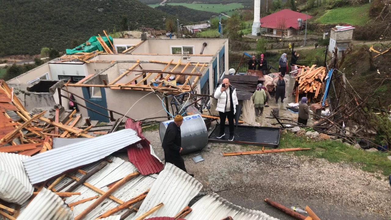 Kahramanmaraş Andırın’da fırtına ve sağanak hayatı felç etti