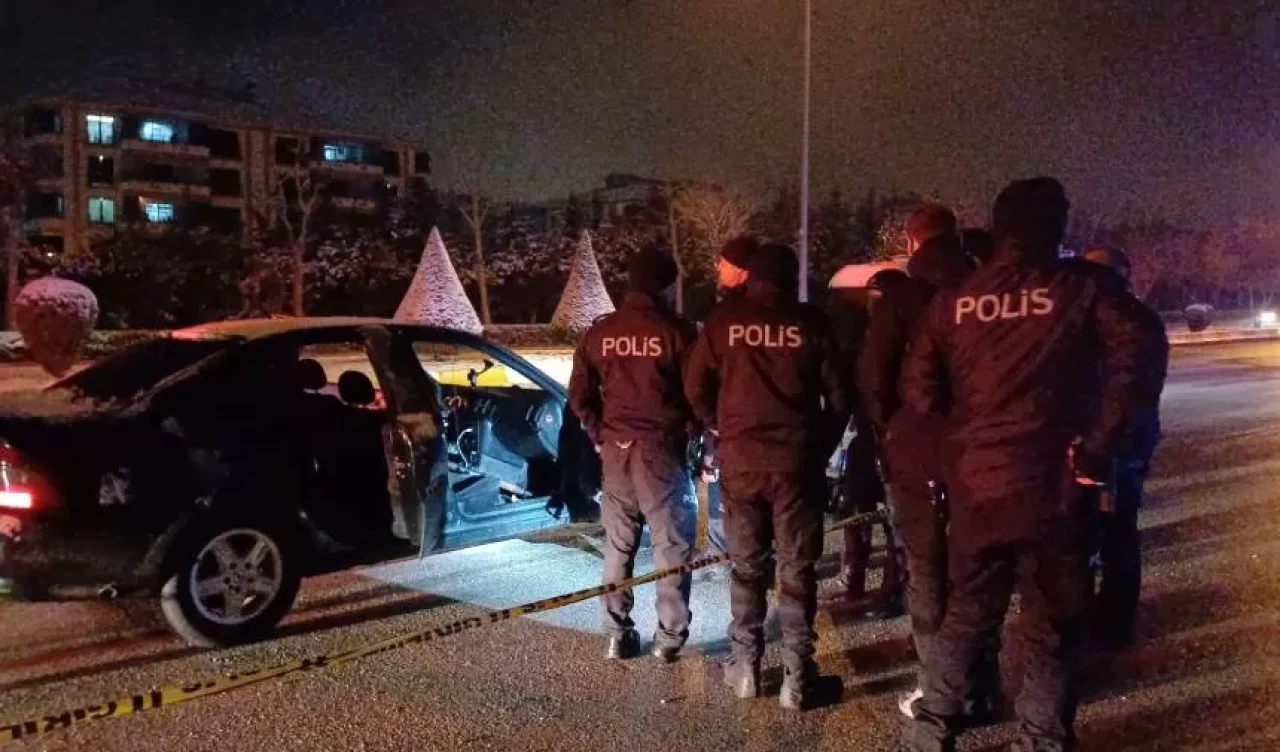 20 yaşındaki genç park halindeki otomobilde silahla vurulmuş halde bulundu
