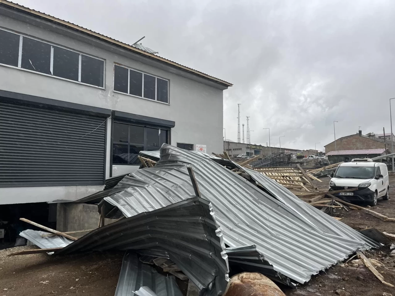 Bitlis'te şiddetli rüzgar çatıları uçurdu