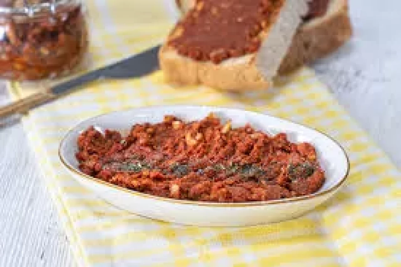 Acuka Nasıl Yapılır? Kahvaltı Sofralarının Vazgeçilmez Mezesi