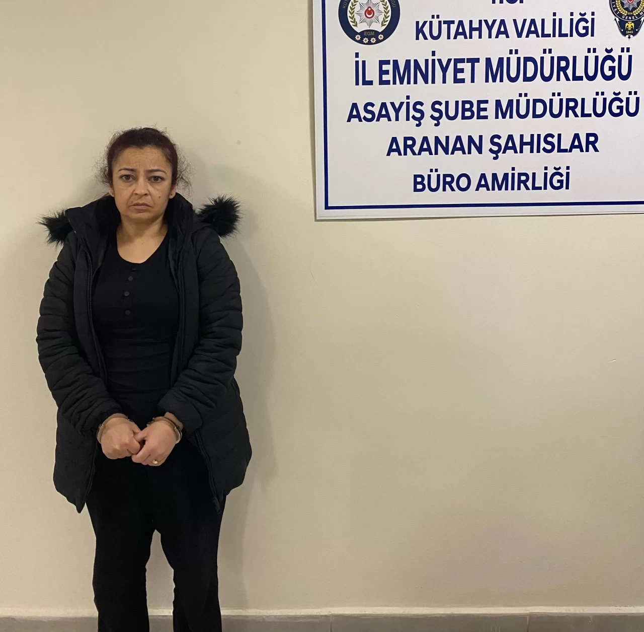 Kütahya'da polis, 62 yıl cezalı firari kadını yakaladı