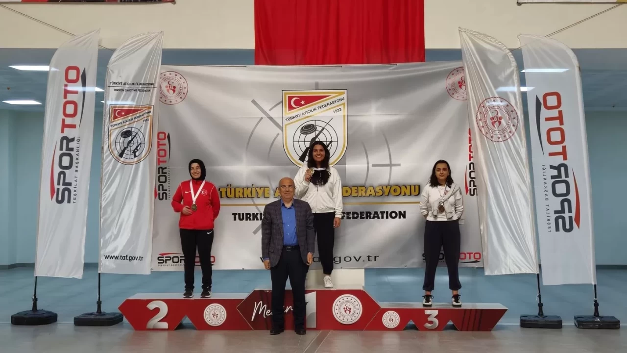 Milli Atıcı Şevval İlayda Tarhan, Havalı Silahlar Türkiye Şampiyonası'nda şampiyon oldu