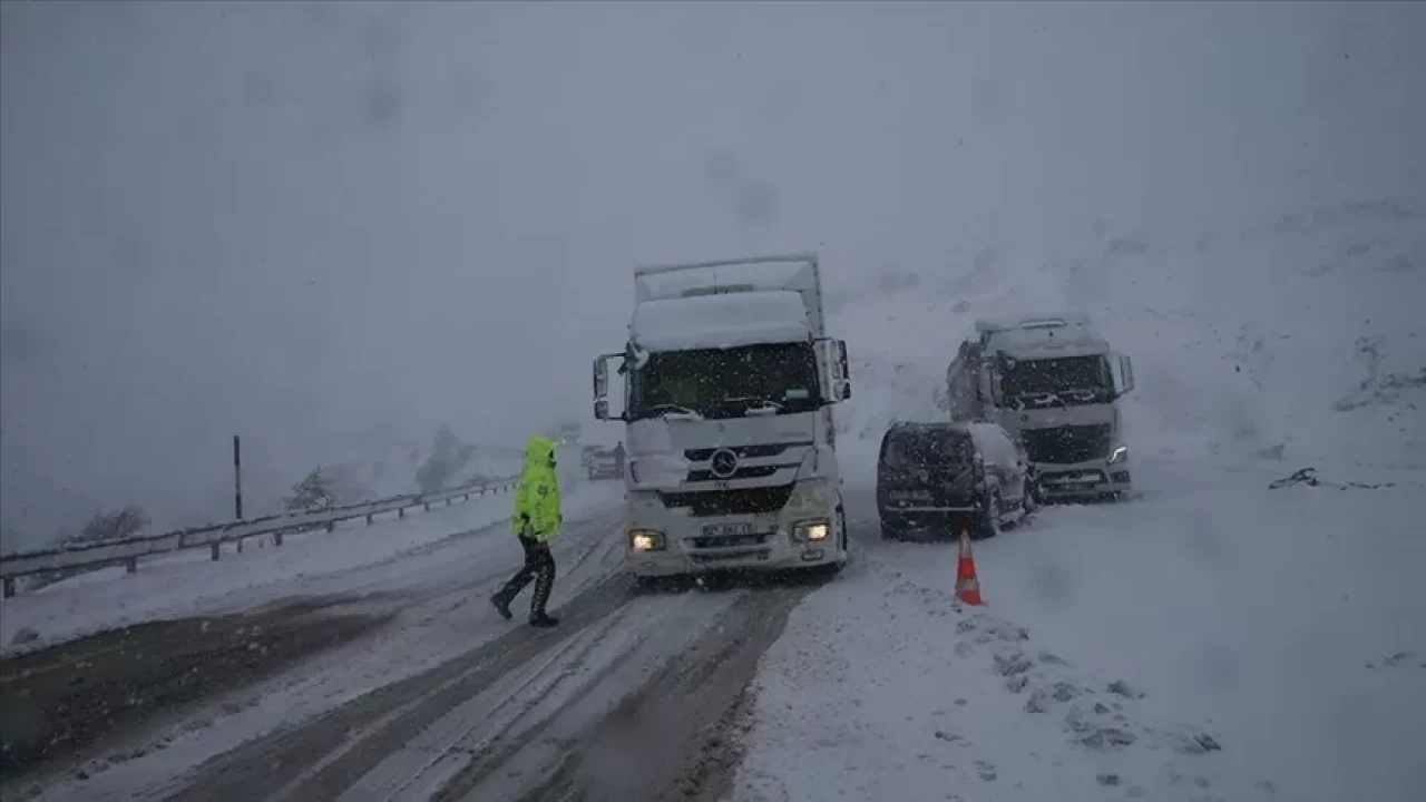 Tokat-Sivas kara yolunda kar yağışı devam ediyor