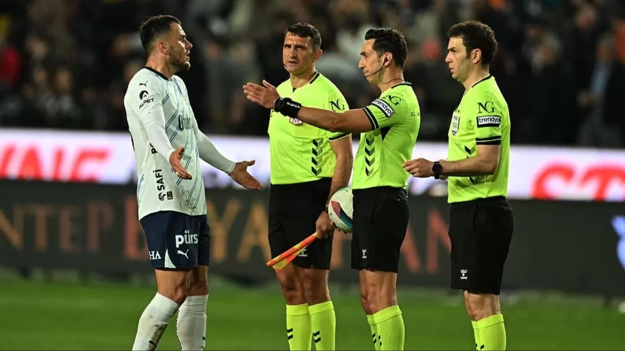 Fenerbahçe'den hakem kararına tepki! ''Tüm Türkiye'nin gözü önünde''