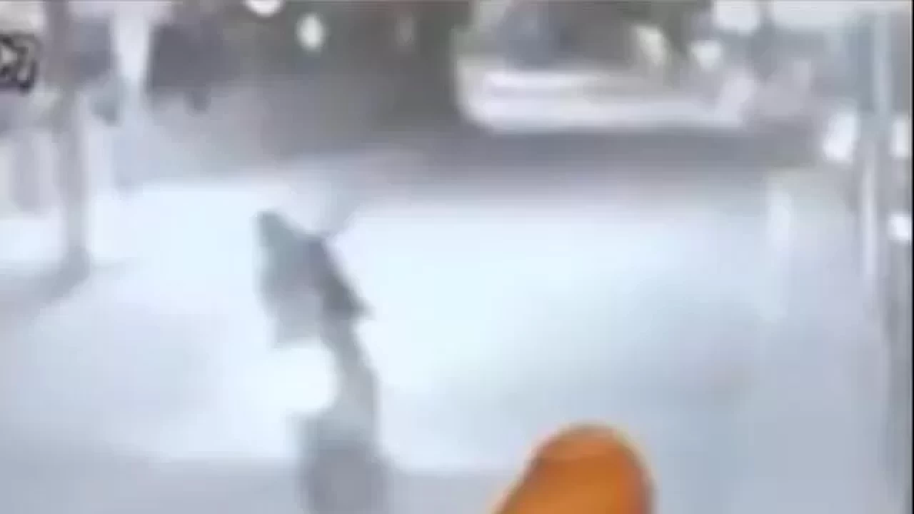 İstanbul Sarıyer'de dehşet anları yaşandı: Siteye el bombası attılar!