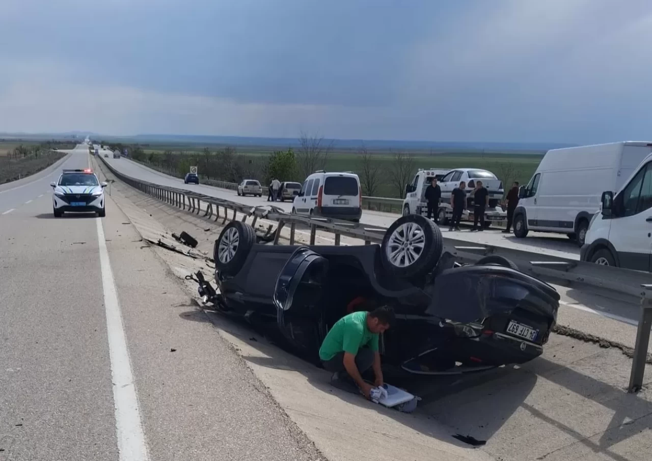 Konya Kulu'da otomobil devrildi, sürücü ve eşi yaralandı!