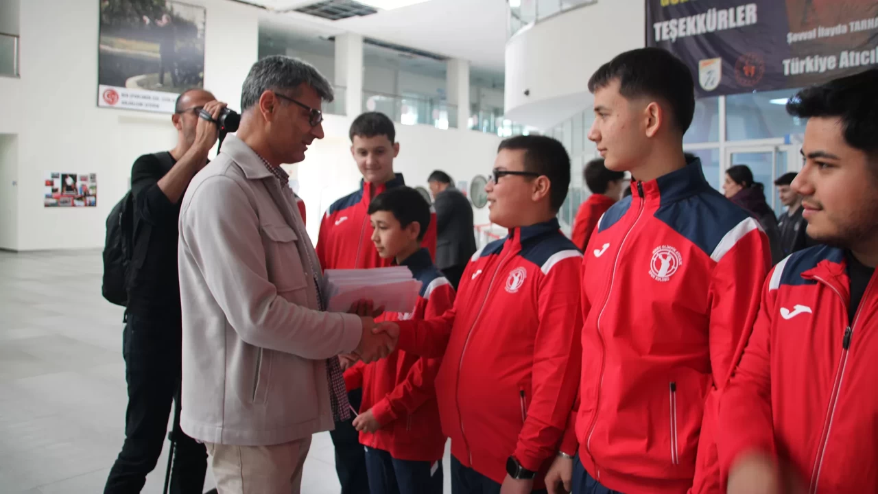 Milli atıcı Yusuf Dikeç’ten genç sporculara anlamlı destek