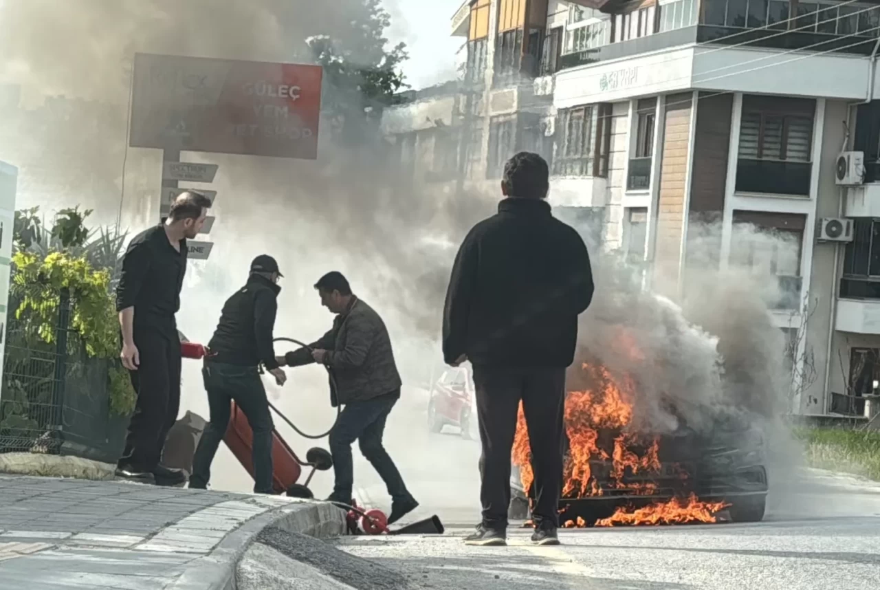 Yalova'da seyir halindeki otomobil alev aldı!