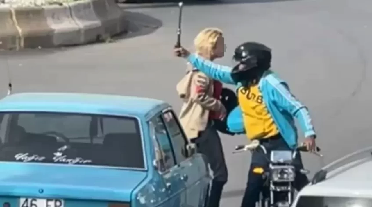 Trafikteki kavga kamerada: Öfkeli sürücü otomobilin camını kırdı