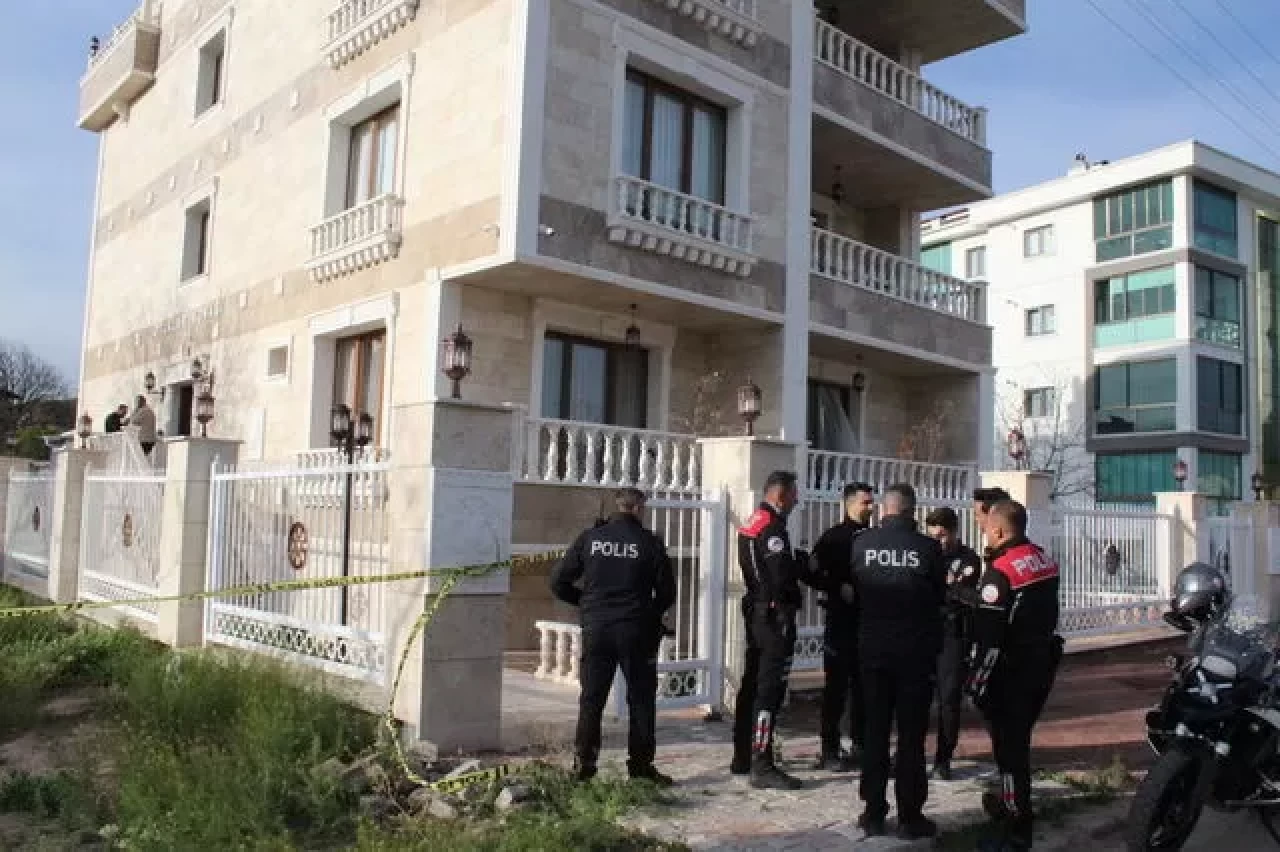 Emekli astsubay eşini öldürdü, kendini vurdu: çocuk odaya kilitlendi