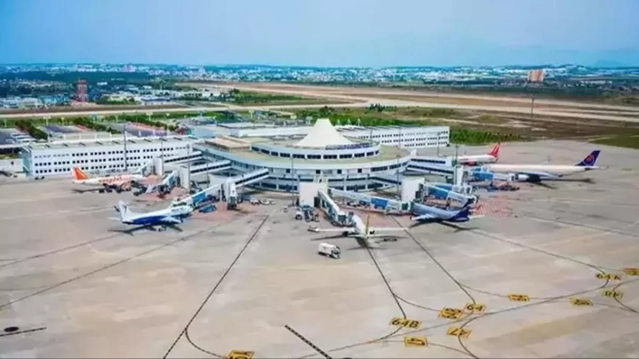 Antalya'ya acil iniş yapan uçağın yolcuları Türkiye'den ayrıldı