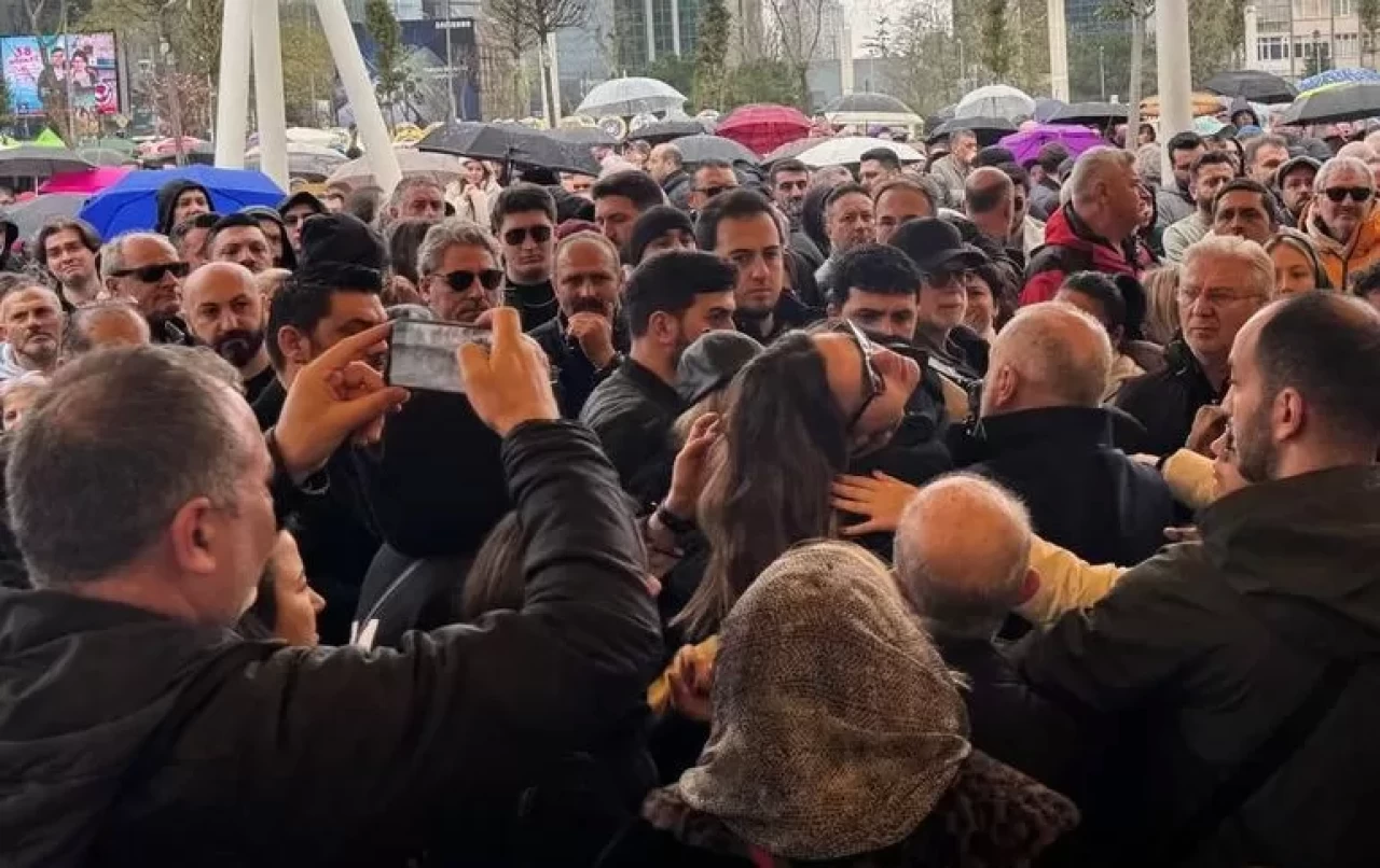 Volkan Konak'ın kızı cenazede baygınlık geçirdi