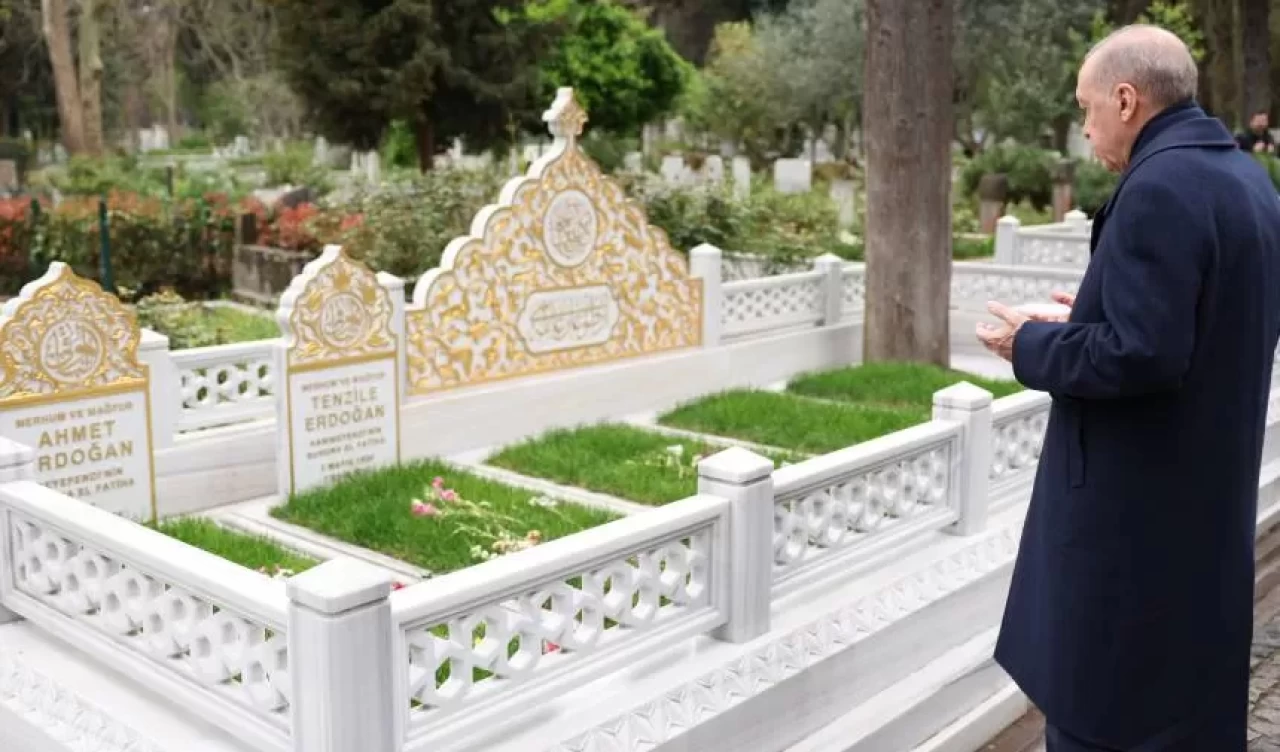 Cumhurbaşkanı Erdoğan, ailesinin kabrini ziyaret etti