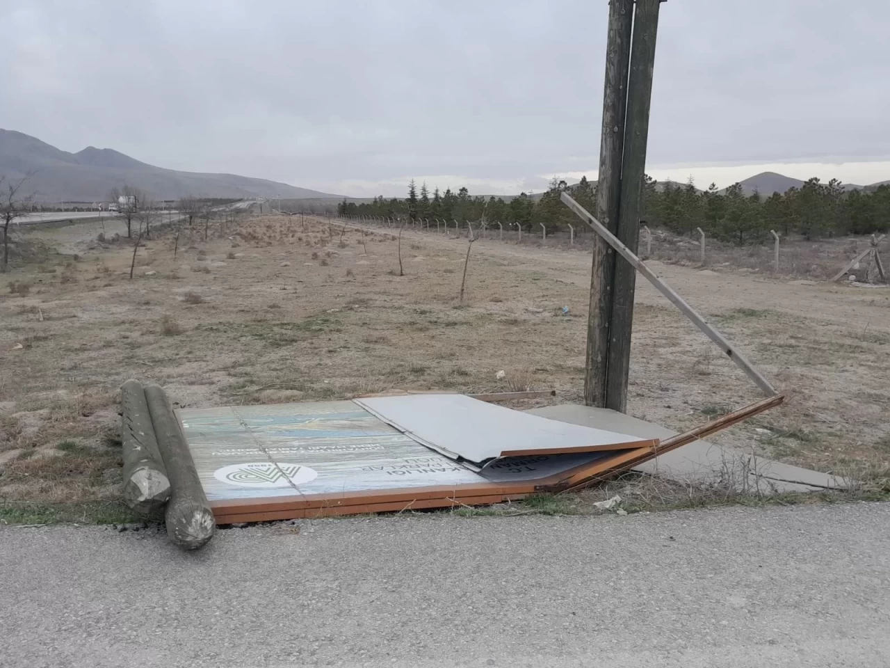 Konya'da lodos fırtınası başladı: Meke Gölü girişindeki levha devrildi