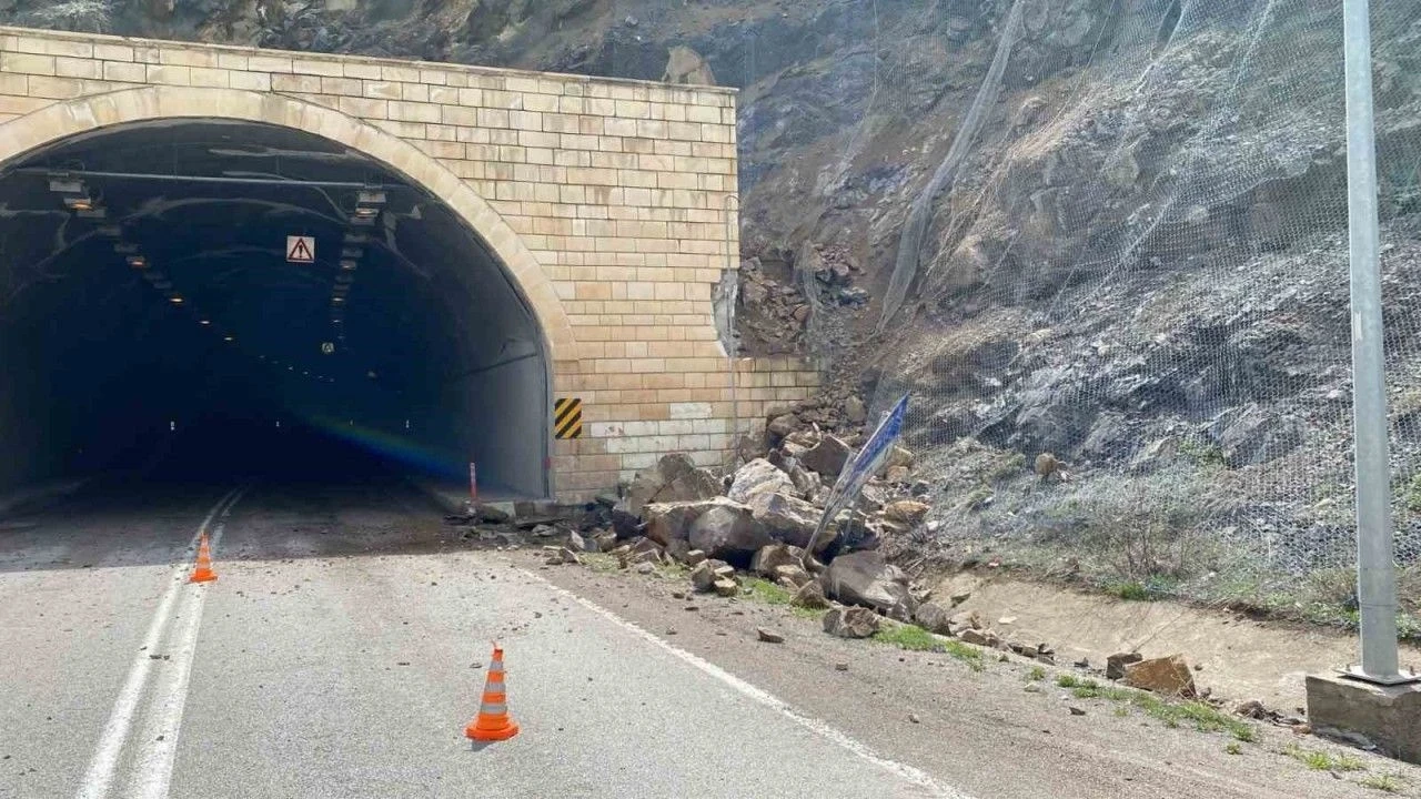 Hacıemin 3 Tüneli'nde heyelan: Yol, trafiğe kapatıldı