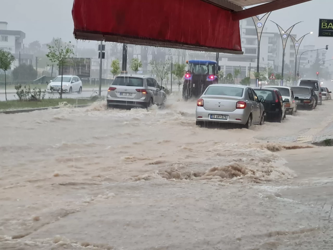Osmaniye'de sağanak felaketi: Su baskınları evleri tehdit ediyor, araçlar yollarda mahsur kaldı!