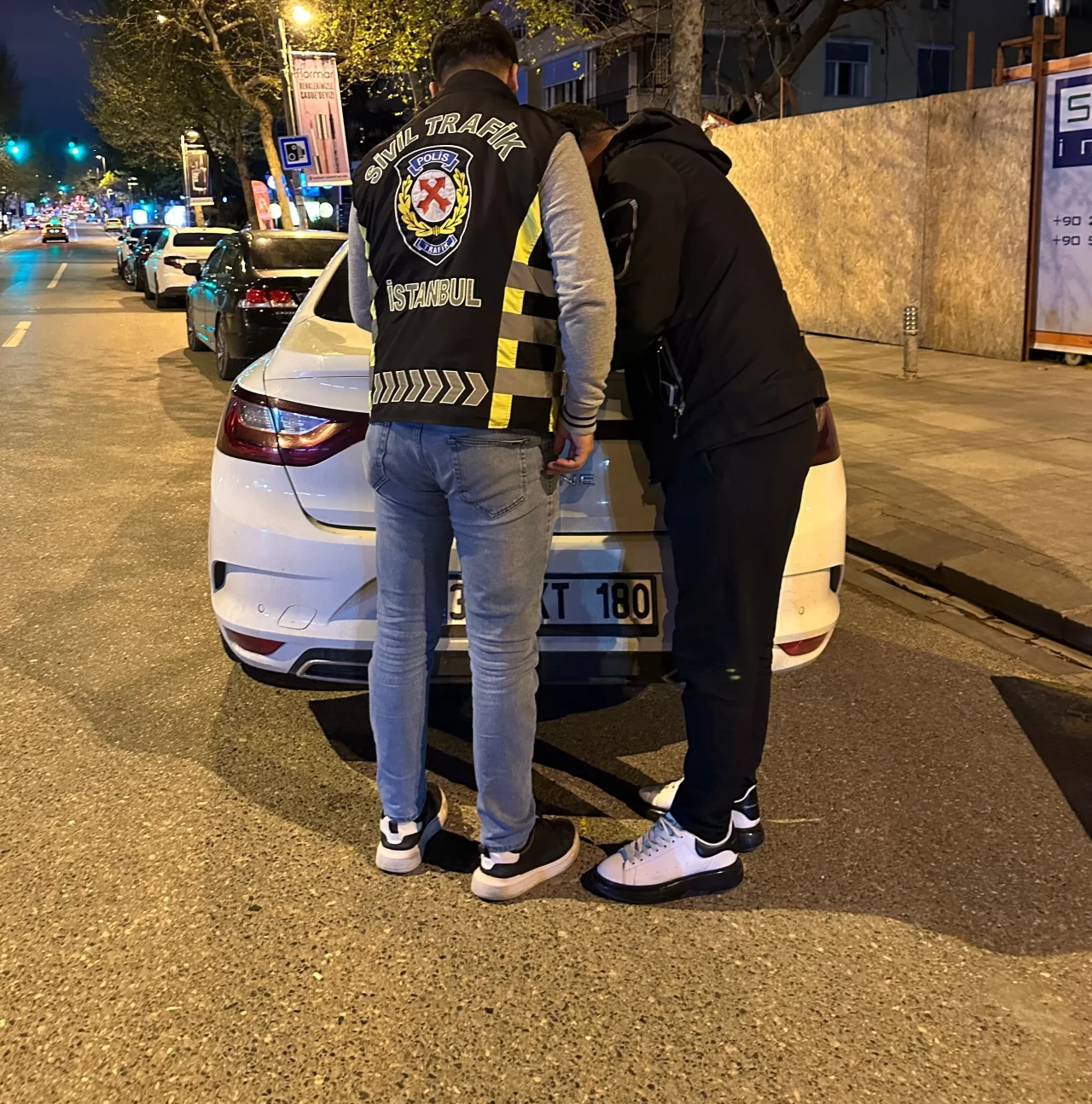 Kadıköy'de otomobilin camından sarkan sürücüye 12 bin 97 TL para cezası uygulandı