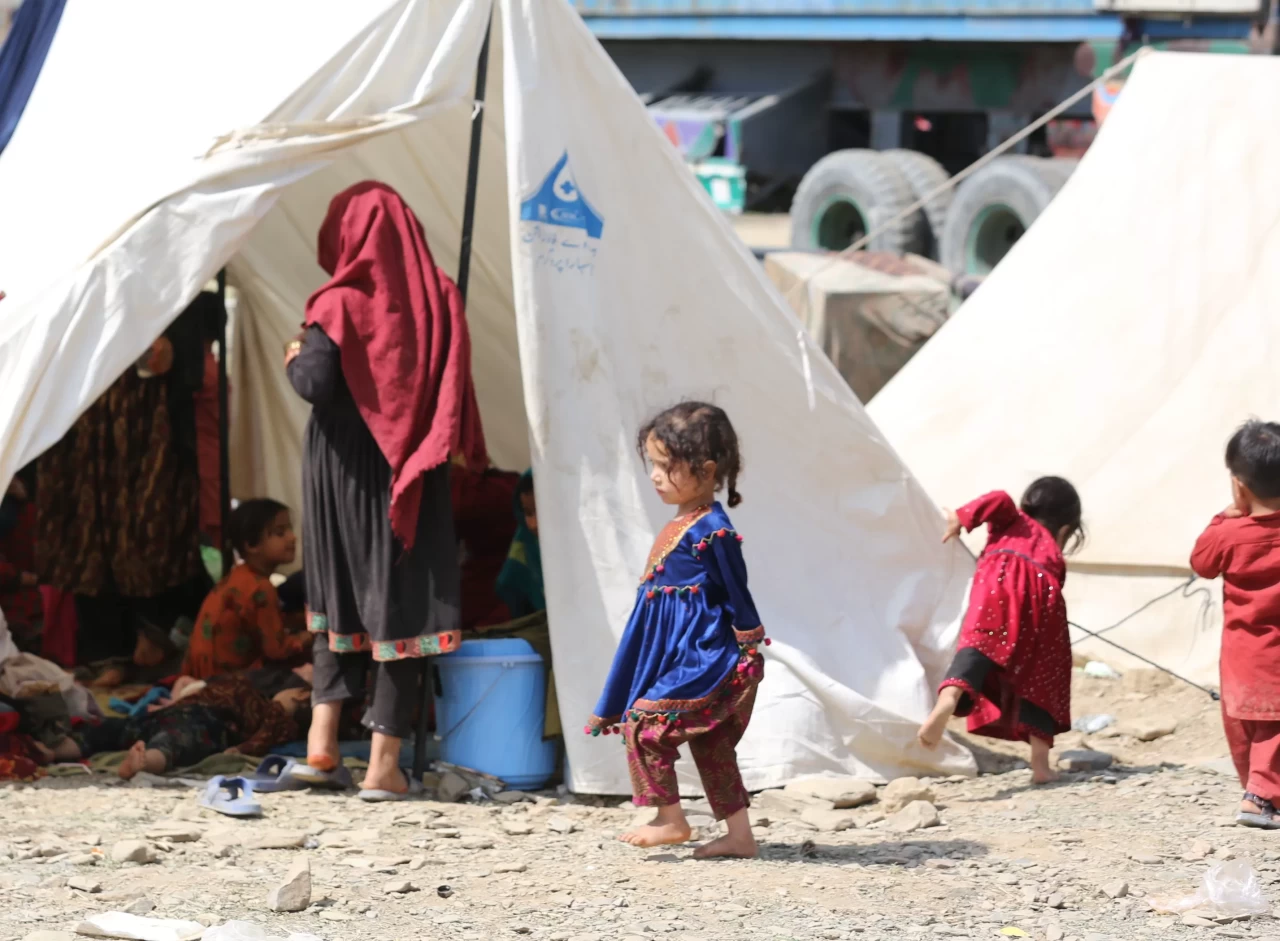 Pakistan'dan sınır dışı edilen Afgan göçmenler sınır kapısında yoğunluk oluşturdu