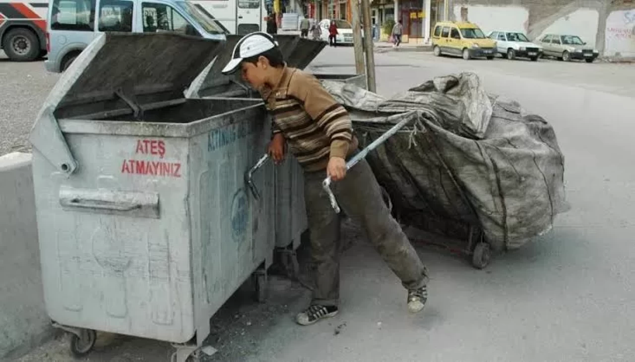 Kağıt toplarken bulduğu ziynet eşyasını sahibine verdi