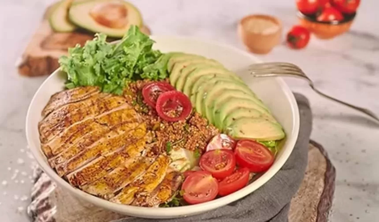 Besleyici ve pratik: Tavuklu, kinoalı bowl tarifi