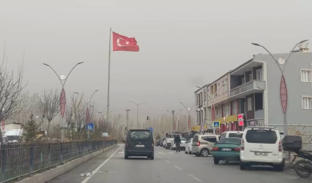Van’da göz gözü görmüyor: Toz bulutu kent merkezini yuttu