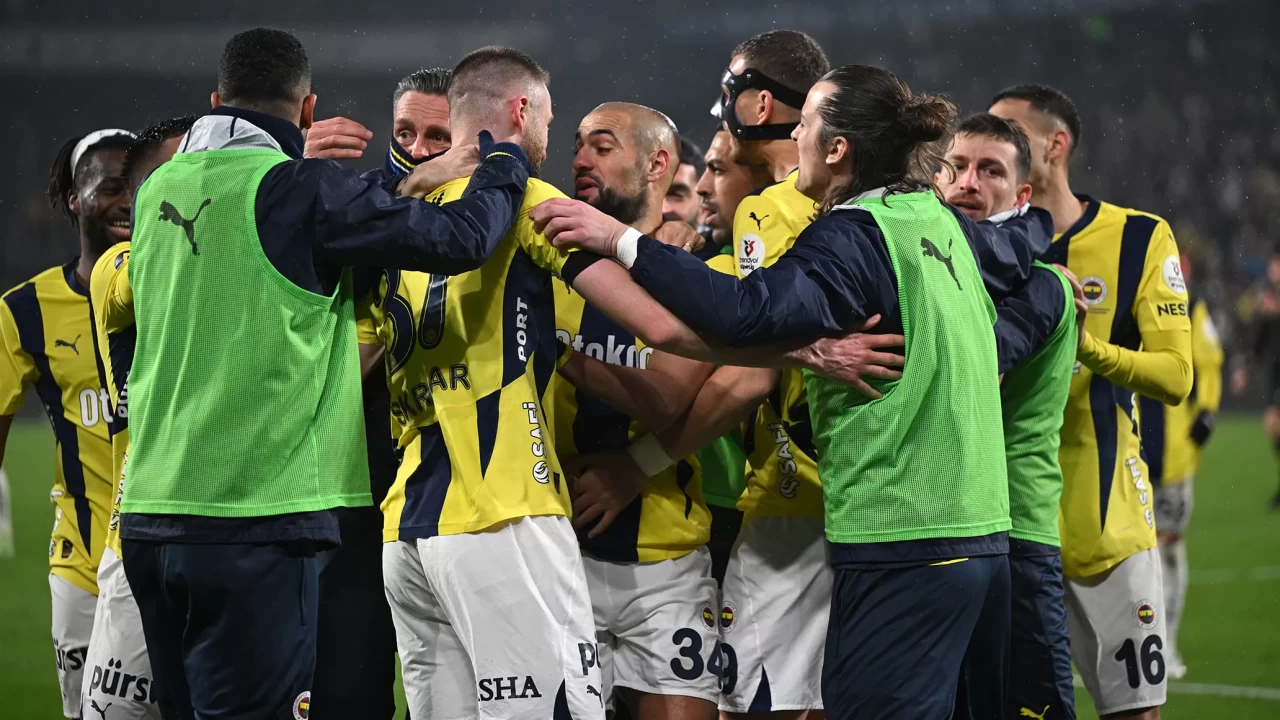 Fenerbahçe, Süper Lig'de ikinci devrenin lideri: Şampiyonluk mücadelesi devam ediyor