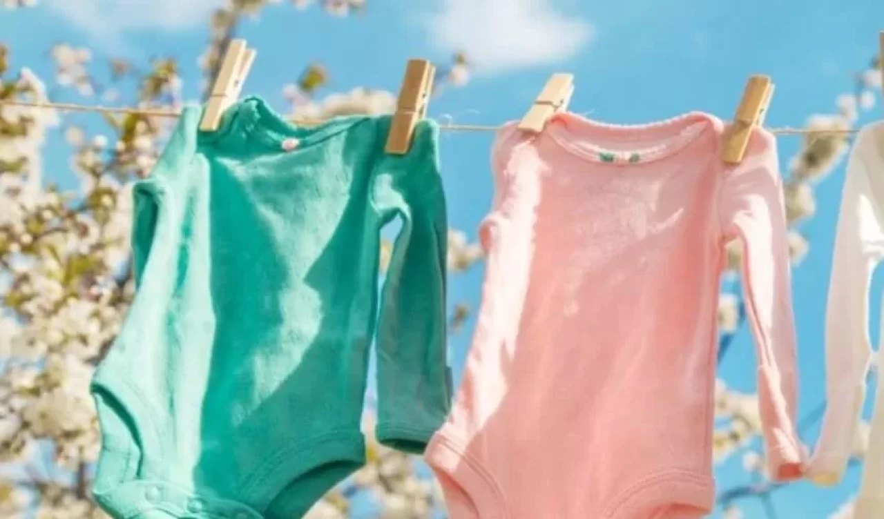 Bebek kıyafetlerini yıkamanın püf noktaları! Hangi deterjan ve sıcaklık en iyi sonuçları verir?
