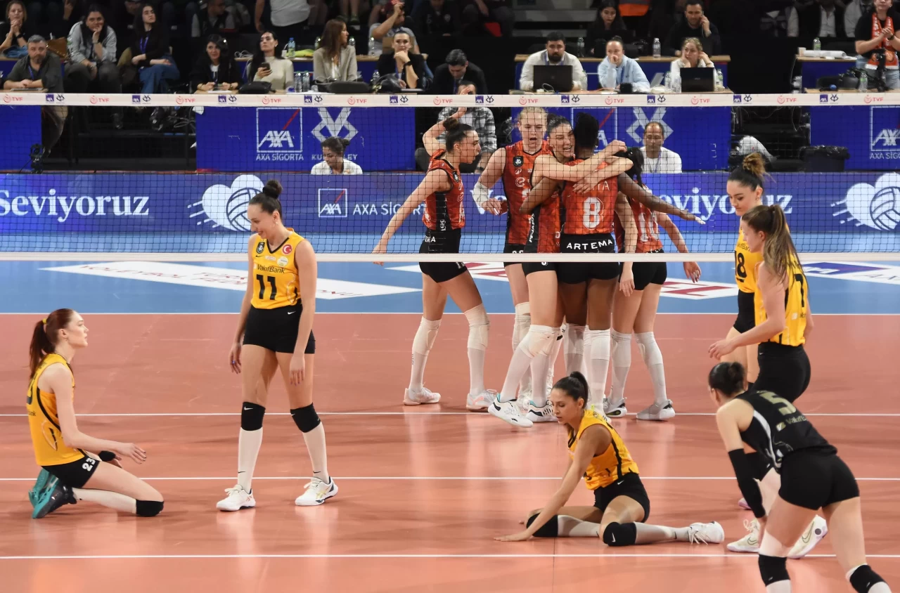 Eczacıbaşı, VakıfBank'ı 3-2 yenerek final biletini kaptı