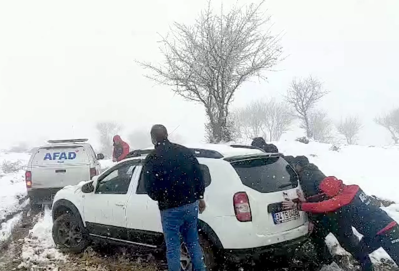 Muş'ta doğaseverlerin çamura saplanan araçları kurtarıldı
