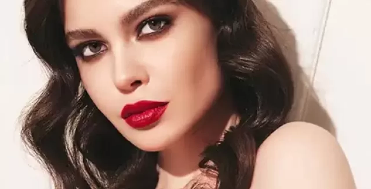 Kırmızı ruj makyajı! Hem gündüz hem gece için ideal bir seçim