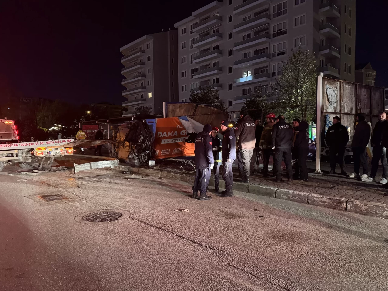 Bursa'da araç, aydınlatma direğine çarptı: 1 ölü, 1 yaralı