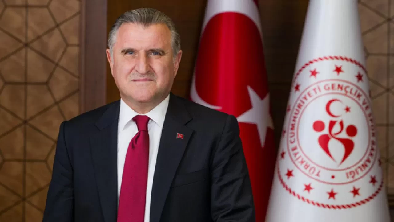 Gençlik ve Spor Bakanı Osman Aşkın Bak, UEFA Gençlik Ligi İkincisi Trabzonspor'u tebrik etti