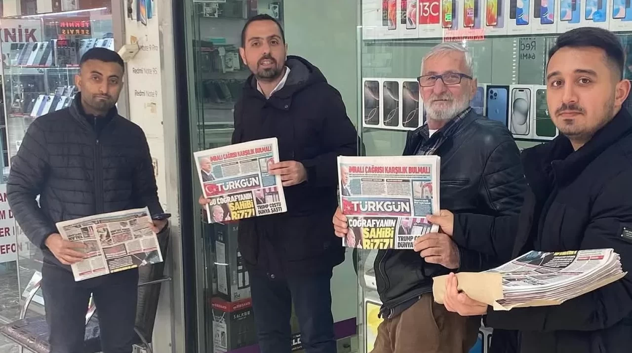 Ülkü Ocakları İzmir İl Başkanlığı, İzmirlilere Türkgün Gazetesi'ni dağıttı