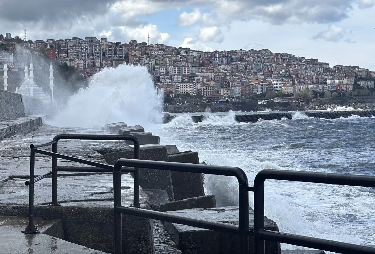 Zonguldak’ta rüzgarın etkisiyle 7 metrelik dalgalar oluştu