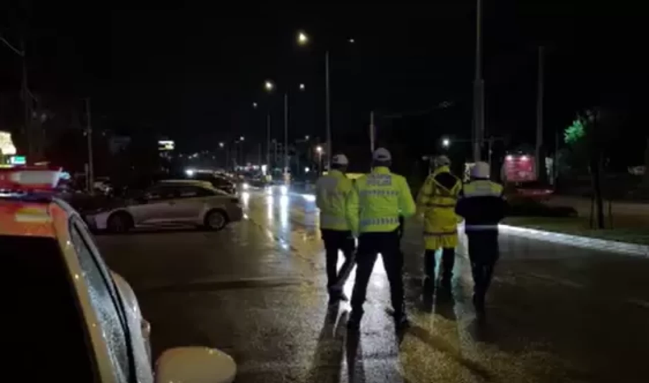 Trafiği tehlikeye düşürüp dans etmişti, 22 bin lira ceza kesildi