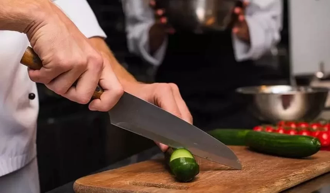 Evdeki bıçakları doğal yöntemlerle keskinleştirin! Soğan ve pudra şekeri mucizesi