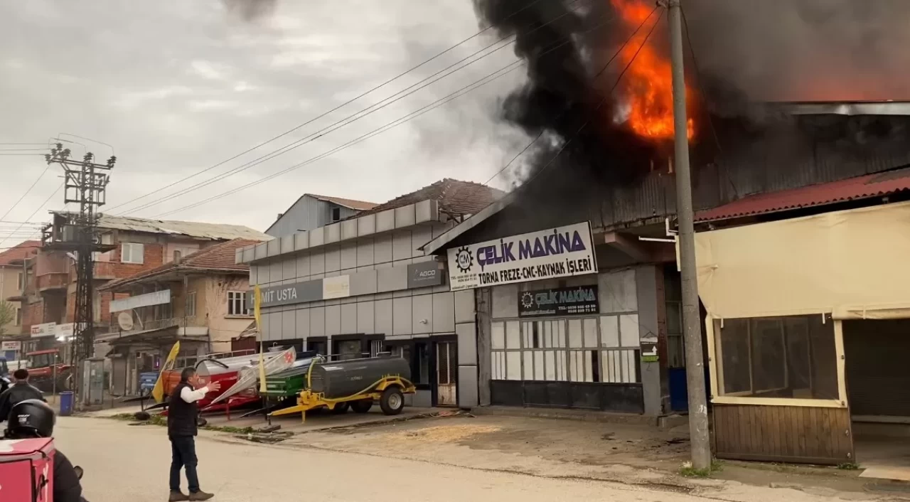 Düzce'de sanayi sitesinde çıkan yangın iki işletmeyi sardı!