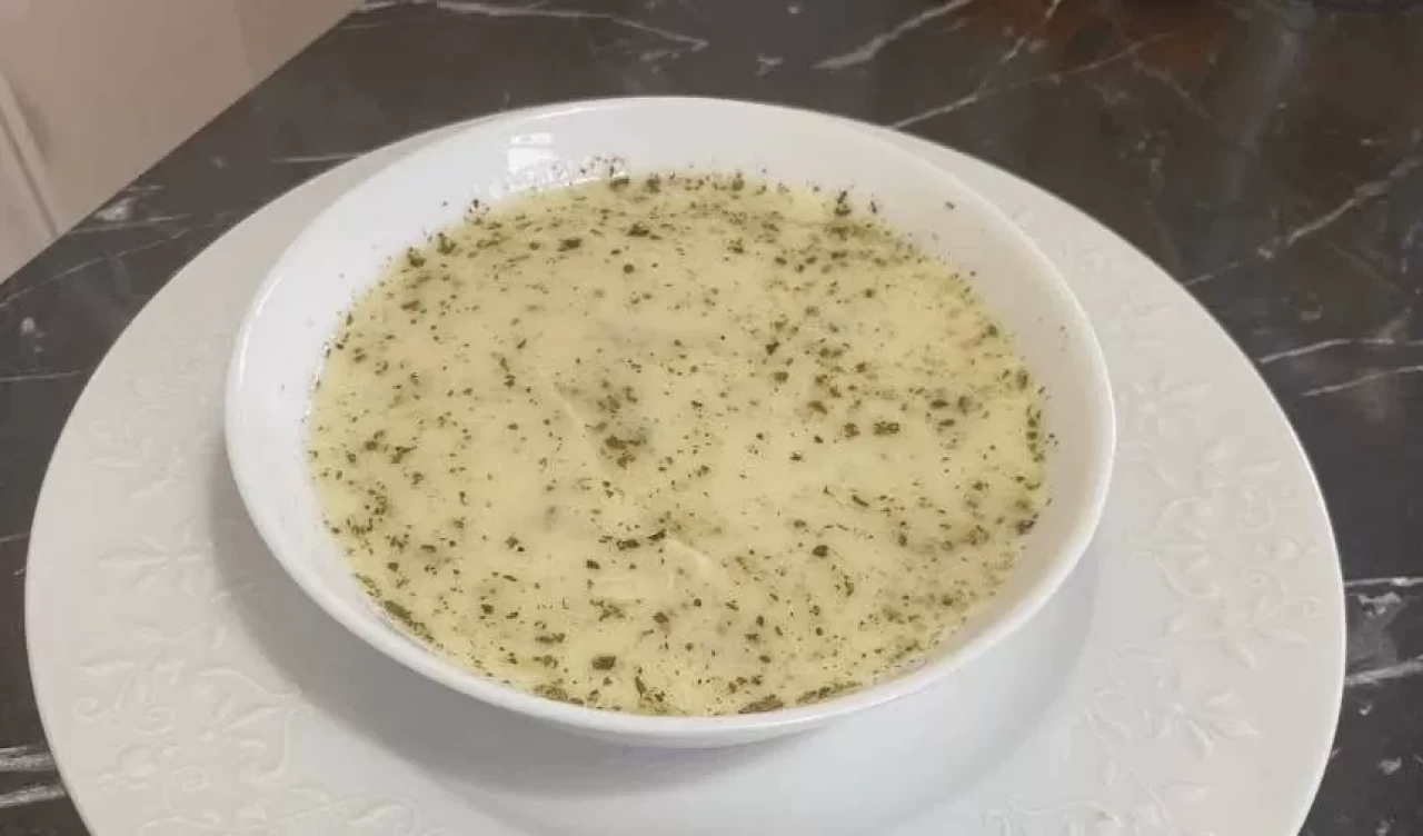 Evde kolayca hazırlanabilen ekşili sarımsaklı tavuk çorbası tarifi