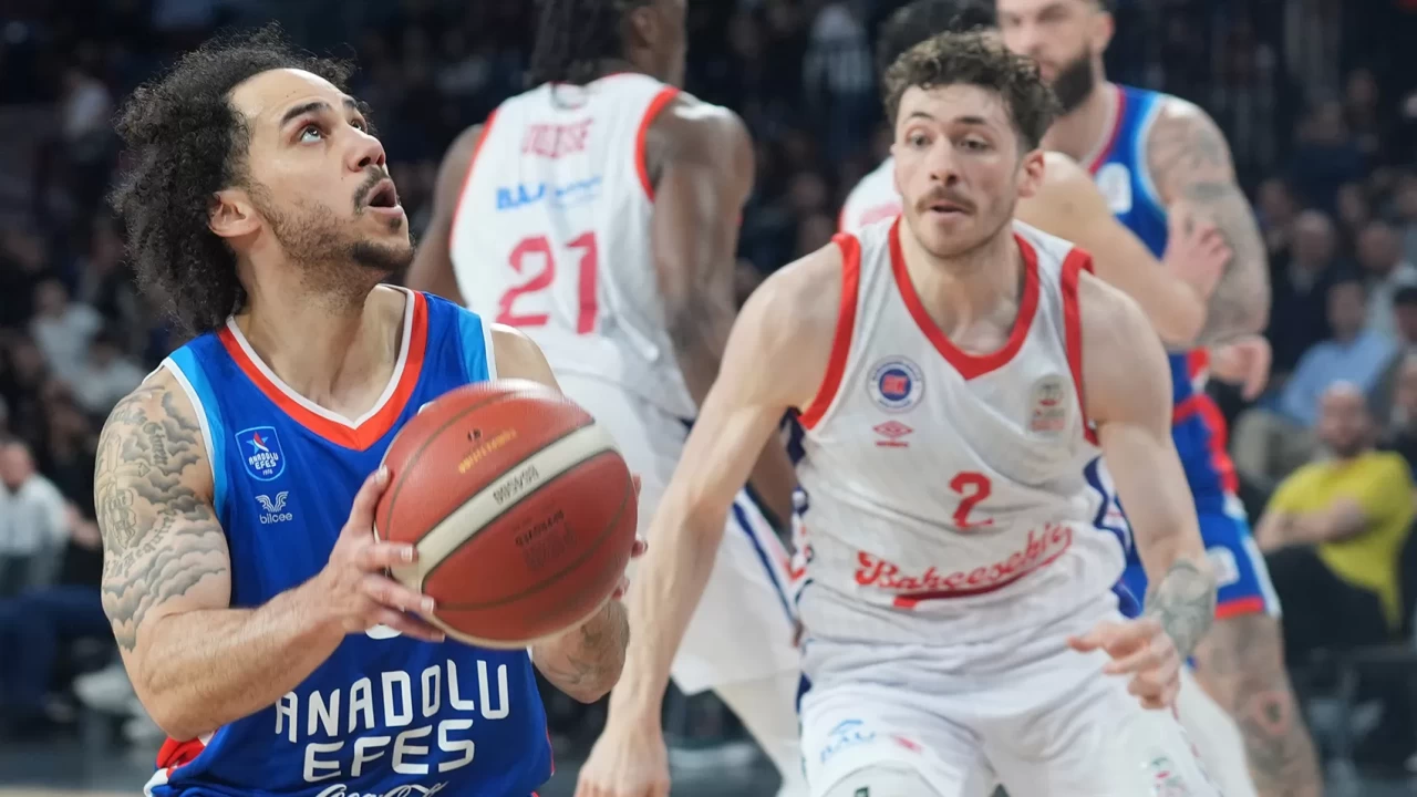 Anadolu Efes son nefeste kazandı! Basketbol Süper Ligi’nde Bahçeşehir Koleji 82-85 Anadolu Efes