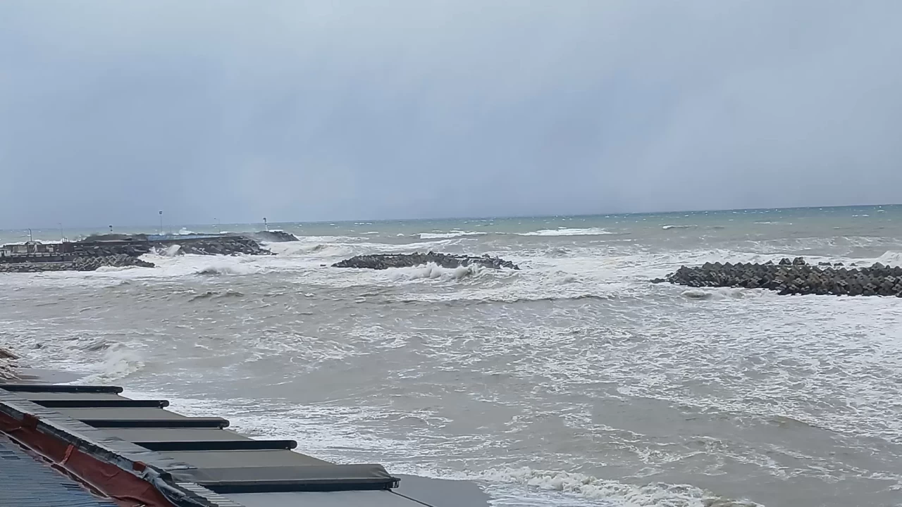 Batı Karadeniz'de fırtına alarmı! Akçakoca açıklarında dalgalar 4 metreyi buldu!